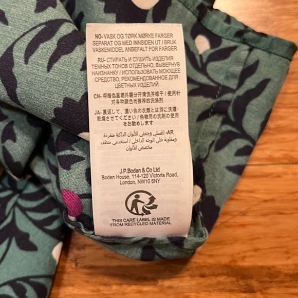 Boden Silk & Viscose Short sleeve Floral Patterned Teal Green & Black Top. 12 - Picture 12 of 14